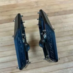 Spank Oozy Trail Reboot Pedale / Plattformpedale Black -Fox-Laden IMG 0803