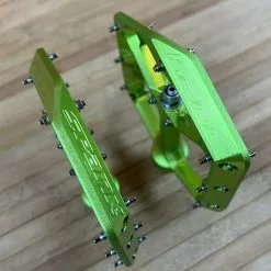 Spank Oozy Trail Reboot Pedale / Plattformpedale Green -Fox-Laden IMG 0821