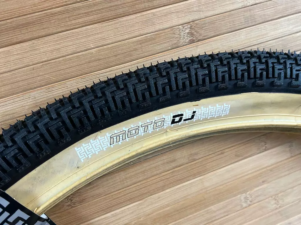 DMR Moto DJ Drahtreifen Tanwall 26 X 2,2" 60TPI Reifen 2 DMR Moto DJ Drahtreifen Tanwall 26 X 2,2" 60TPI Reifen – Bild 2