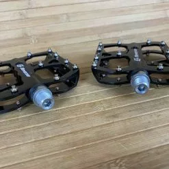 Reverse Components E-Escape Plattformpedale / Pedale Schwarz 10 Reverse Components E-Escape Plattformpedale / Pedale Schwarz -Fox-Laden IMG 1148 scaled