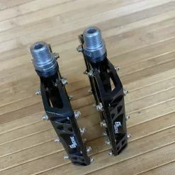 Reverse Components E-Escape Plattformpedale / Pedale Schwarz 11 Reverse Components E-Escape Plattformpedale / Pedale Schwarz -Fox-Laden IMG 1149 scaled