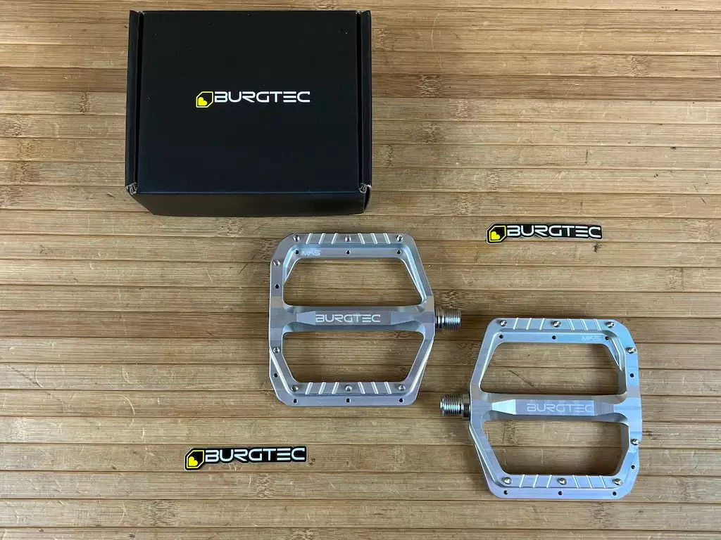 Burgtec MK5 Penthouse Flat Pedals / Pedale Silver Steel Axle 1 Burgtec MK5 Penthouse Flat Pedals / Pedale Silver Steel Axle