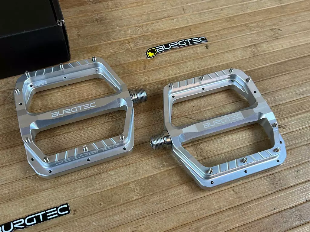 Burgtec MK5 Penthouse Flat Pedals / Pedale Silver Steel Axle 2 Burgtec MK5 Penthouse Flat Pedals / Pedale Silver Steel Axle – Bild 2