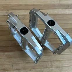 Burgtec MK5 Penthouse Flat Pedals / Pedale Silver Steel Axle 10 Burgtec MK5 Penthouse Flat Pedals / Pedale Silver Steel Axle -Fox-Laden IMG 1220 6f3b1242 7e59 4b64 9454 5a8ffcd7a2ae
