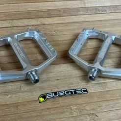 Burgtec MK5 Penthouse Flat Pedals / Pedale Silver Steel Axle 9 Burgtec MK5 Penthouse Flat Pedals / Pedale Silver Steel Axle -Fox-Laden IMG 1221