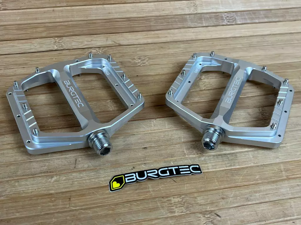 Burgtec MK5 Penthouse Flat Pedals / Pedale Silver Steel Axle 4 Burgtec MK5 Penthouse Flat Pedals / Pedale Silver Steel Axle – Bild 4