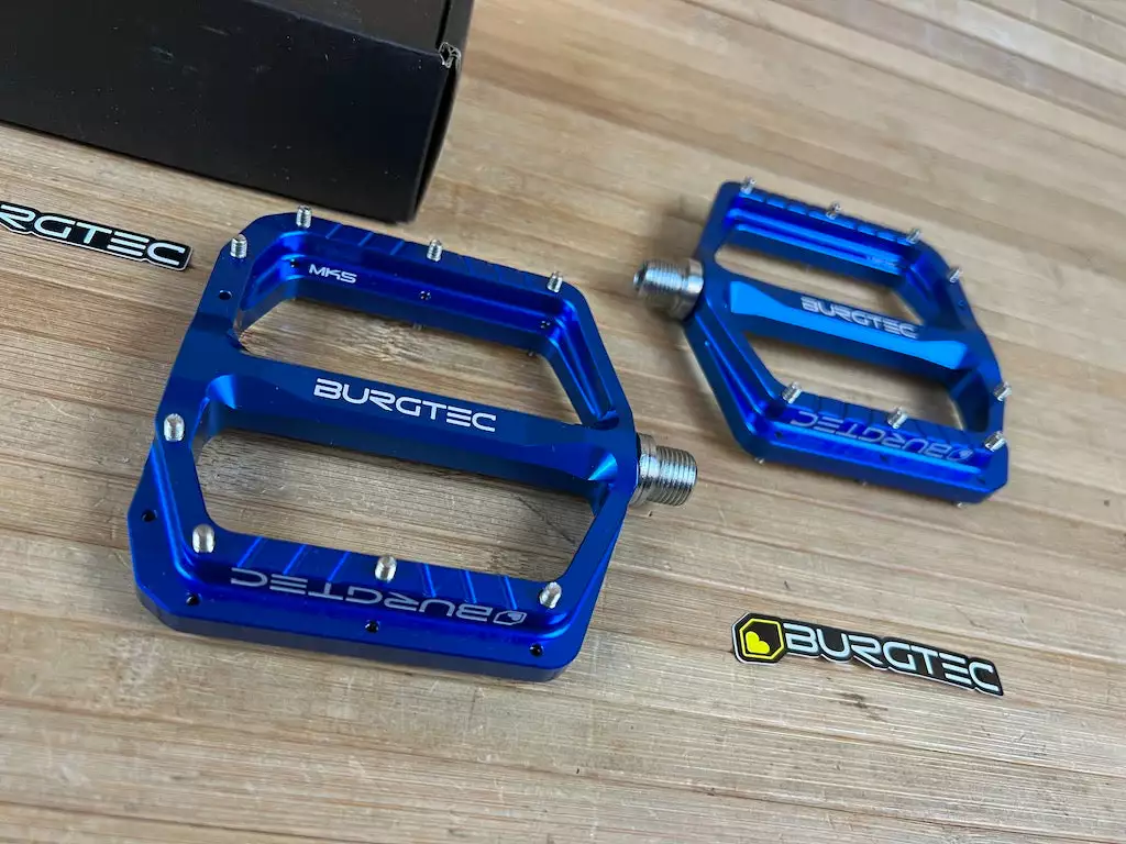Burgtec MK5 Penthouse Flat Pedals / Pedale Deep Blue Steel Axle 2 Burgtec MK5 Penthouse Flat Pedals / Pedale Deep Blue Steel Axle – Bild 2