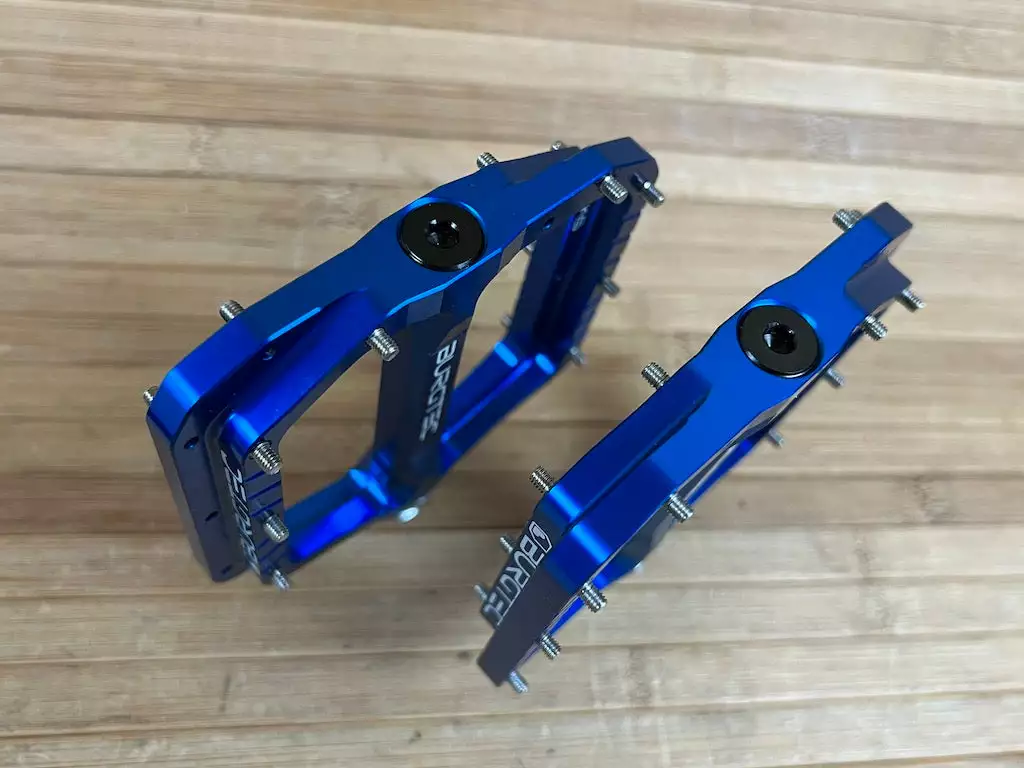 Burgtec MK5 Penthouse Flat Pedals / Pedale Deep Blue Steel Axle 3 Burgtec MK5 Penthouse Flat Pedals / Pedale Deep Blue Steel Axle – Bild 3