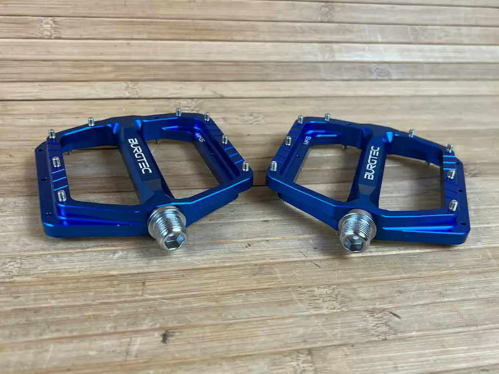 Burgtec MK5 Penthouse Flat Pedals / Pedale Deep Blue Steel Axle 5 Burgtec MK5 Penthouse Flat Pedals / Pedale Deep Blue Steel Axle – Bild 5