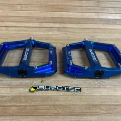 Burgtec MK5 Penthouse Flat Pedals / Pedale Deep Blue Steel Axle 9 Burgtec MK5 Penthouse Flat Pedals / Pedale Deep Blue Steel Axle -Fox-Laden IMG 1228