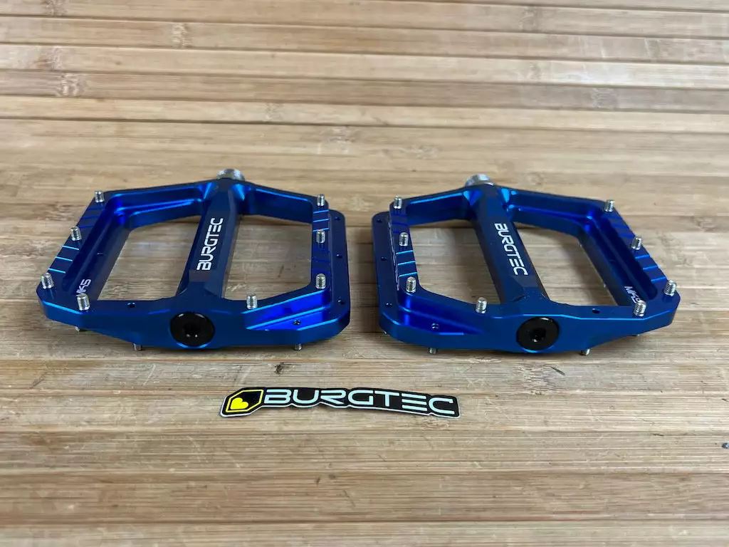 Burgtec MK5 Penthouse Flat Pedals / Pedale Deep Blue Steel Axle 4 Burgtec MK5 Penthouse Flat Pedals / Pedale Deep Blue Steel Axle – Bild 4