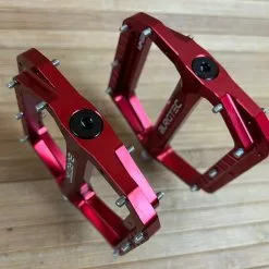 Burgtec MK5 Penthouse Flat Pedals / Pedale Red Steel Axle -Fox-Laden IMG 1232 ea2fc998 b383 4f43 ae33 a98a438b7ad8