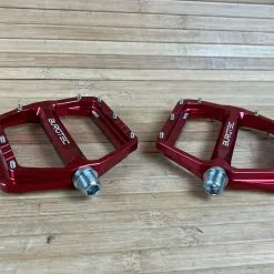 Burgtec MK5 Penthouse Flat Pedals / Pedale Red Steel Axle -Fox-Laden IMG 1233 991e983a 0cc6 4b04 8431 7bff024a80fa
