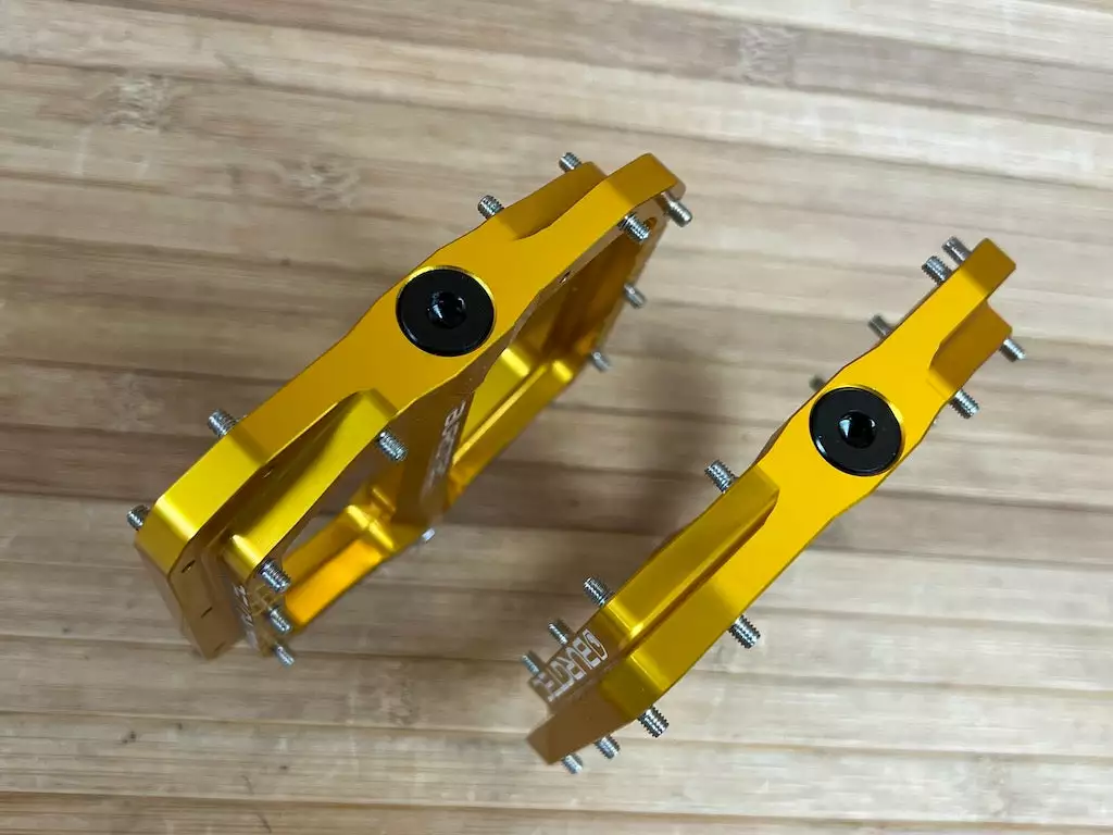 Burgtec MK5 Penthouse Flat Pedals / Pedale Gold Steel Axle 5 Burgtec MK5 Penthouse Flat Pedals / Pedale Gold Steel Axle – Bild 5