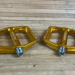 Burgtec MK5 Penthouse Flat Pedals / Pedale Gold Steel Axle 9 Burgtec MK5 Penthouse Flat Pedals / Pedale Gold Steel Axle -Fox-Laden IMG 1239 c9f66da2 6158 4805 ace5 fa45b8c73185