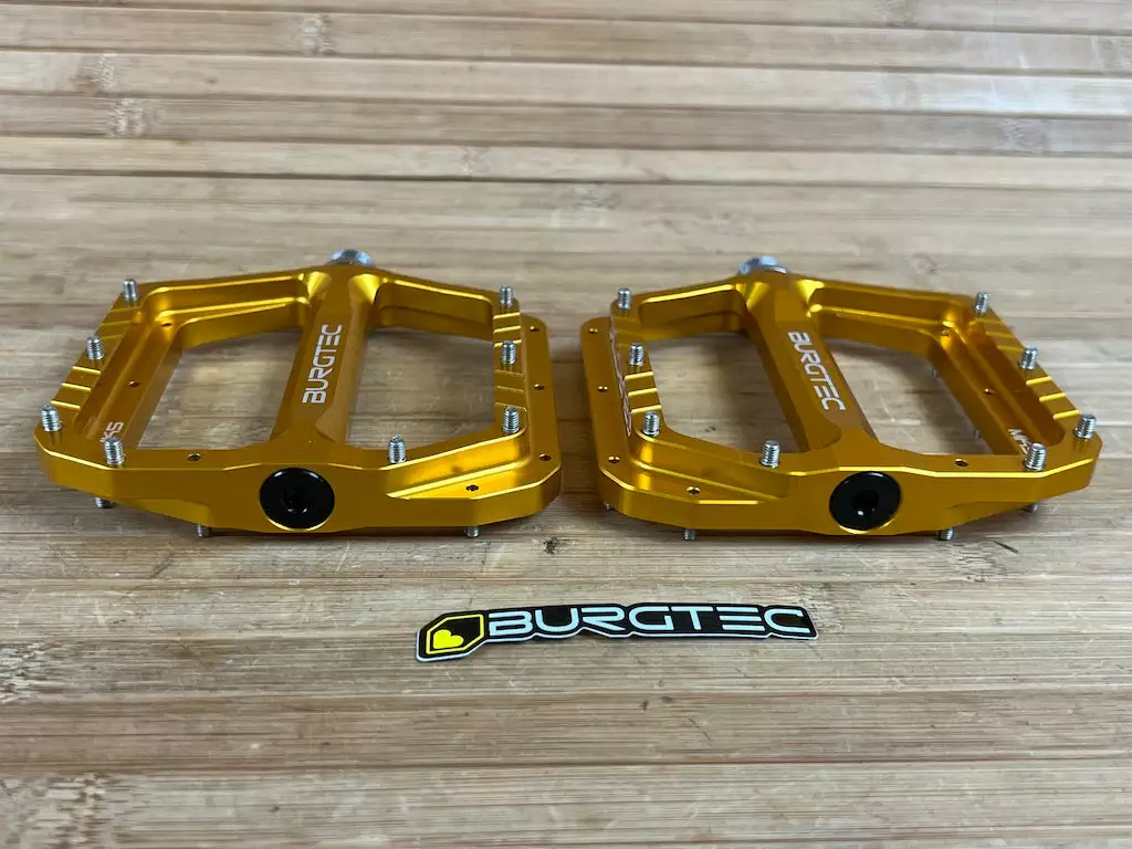 Burgtec MK5 Penthouse Flat Pedals / Pedale Gold Steel Axle 3 Burgtec MK5 Penthouse Flat Pedals / Pedale Gold Steel Axle – Bild 3