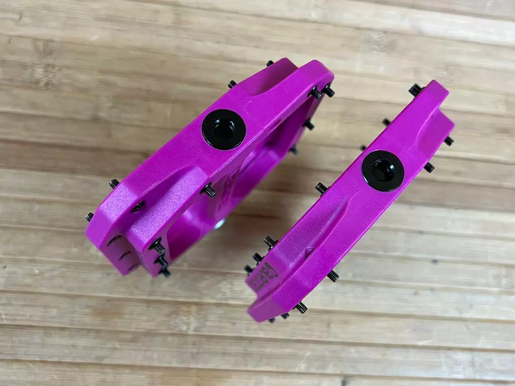 Burgtec MK4 Composite Flat Pedals / Pedale Purple 3 Burgtec MK4 Composite Flat Pedals / Pedale Purple – Bild 3
