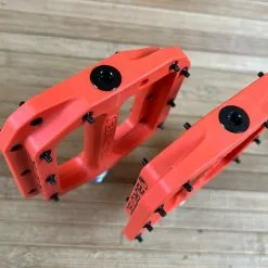 Burgtec MK4 Composite Flat Pedals / Pedale Orange -Fox-Laden IMG 1251