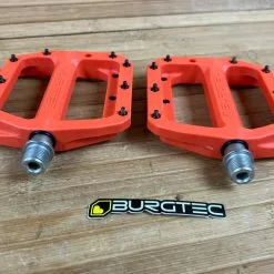 Burgtec MK4 Composite Flat Pedals / Pedale Orange -Fox-Laden IMG 1252