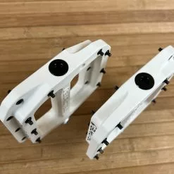 Burgtec MK4 Composite Flat Pedals / Pedale White -Fox-Laden IMG 1256