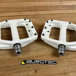 Burgtec MK4 Composite Flat Pedals / Pedale White -Fox-Laden IMG 1257