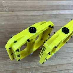 Burgtec MK4 Composite Flat Pedals / Pedale Yellow -Fox-Laden IMG 1266