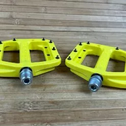 Burgtec MK4 Composite Flat Pedals / Pedale Yellow -Fox-Laden IMG 1267
