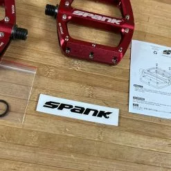 Spank Spoon 100 Pedale / Plattformpedale Rot -Fox-Laden IMG 1803 b5f77018 11d8 43be 9885 4fdc8f706776