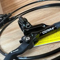 Formula CURA 4 Scheibenbremse Glossy Black VR Oder HR -Fox-Laden IMG 1829