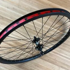 DMR Comp Disc Laufrad Vorne / VR 26" Schnellspanner Schwarz -Fox-Laden IMG 2030