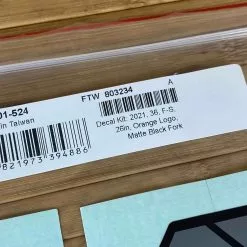 Fox Decal Kit 36 2021 F-S Orange Logo / Matte Black DJ 26" -Fox-Laden IMG 2383 scaled