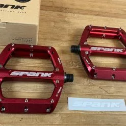 Spank Spoon 110 Pedale / Plattformpedale Rot 9 Spank Spoon 110 Pedale / Plattformpedale Rot -Fox-Laden IMG 3364 08c9a2d6 e6dc 4e7b 87e5 43ff2ffe7e4a