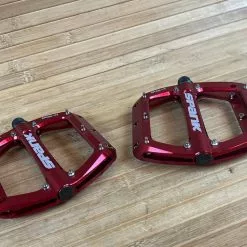 Spank Spoon 110 Pedale / Plattformpedale Rot 10 Spank Spoon 110 Pedale / Plattformpedale Rot -Fox-Laden IMG 3367 7eabd921 a48d 4993 b260 aa3d4d025b1e