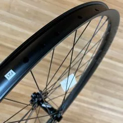 Reverse Black One Vorderrad VR 29" Boost 110 X 15mm Schwarz 14 Reverse Black One Vorderrad VR 29" Boost 110 X 15mm Schwarz -Fox-Laden IMG 4042