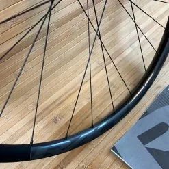 Race Face Aeffect R 30 Vorderrad VR 29" Boost Schwarz -Fox-Laden IMG 4344