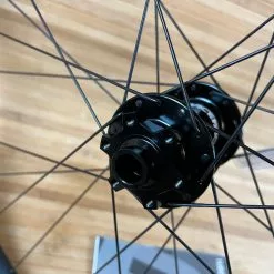 Race Face Aeffect R 30 Vorderrad VR 29" Boost Schwarz -Fox-Laden IMG 4346