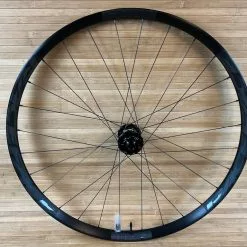 Race Face Aeffect R 30 Vorderrad VR 29" Boost Schwarz -Fox-Laden IMG 4348