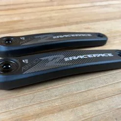 Race Face Aeffect-R E-Bike / EMTB Kurbel 160mm Black Bosch Gen 4 12 Race Face Aeffect-R E-Bike / EMTB Kurbel 160mm Black Bosch Gen 4 -Fox-Laden IMG 4392