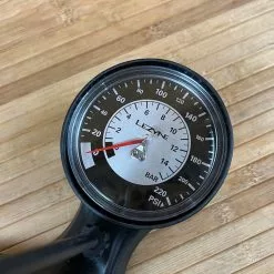 Lezyne Fahrrad Standluftpumpe Sport Floor Drive Standpumpe / Luftpumpe -Fox-Laden IMG 5257