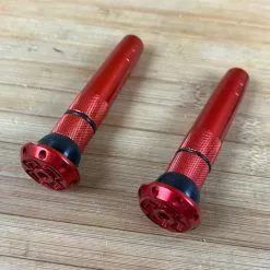 Muc-Off Stealth Tubeless Puncture Plug Set Rot -Fox-Laden IMG 5461 3706309f a1b2 44d2 b6ae 86b2fc7f0281