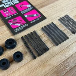 Muc-Off Stealth Tubeless Puncture Plug Set Schwarz -Fox-Laden IMG 5468 9b778701 0a3e 418e 90d3 db7ba8018c11