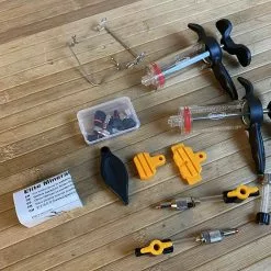 Jagwire Elite Bleed Profi Entlüftungskit Mineralöl 12 Jagwire Elite Bleed Profi Entlüftungskit Mineralöl -Fox-Laden IMG 5646 scaled