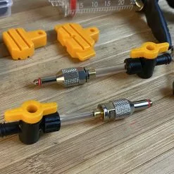 Jagwire Elite Bleed Profi Entlüftungskit Mineralöl 15 Jagwire Elite Bleed Profi Entlüftungskit Mineralöl -Fox-Laden IMG 5649 scaled