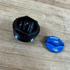 Fox 32 2018 Topcap Assy Schwarz Float -Fox-Laden IMG 5819 1f4b3cc5 e632 44ee a867 4a52765be89f