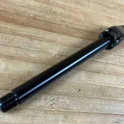 FOX Achse 100x15mm Schwarz Axle Schnellspanner -Fox-Laden IMG 5841