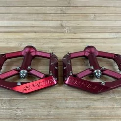 Spank Spike Reboot Pedale / Plattformpedale Red 9 Spank Spike Reboot Pedale / Plattformpedale Red -Fox-Laden IMG 5963 e7a661bd 35b7 4a52 8c70 438b380a2db3