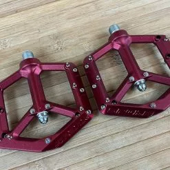 Spank Spike Reboot Pedale / Plattformpedale Red 10 Spank Spike Reboot Pedale / Plattformpedale Red -Fox-Laden IMG 5964 92105256 b2f4 4fd6 b918 156158de66fa