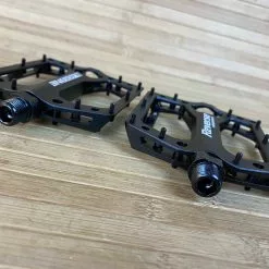 Reverse Components Black One Plattformpedale / Pedale Schwarz -Fox-Laden IMG 6037 scaled