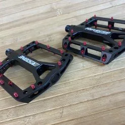 Reverse Components Black One Plattformpedale / Pedale Schwarz/rot -Fox-Laden IMG 6100 scaled