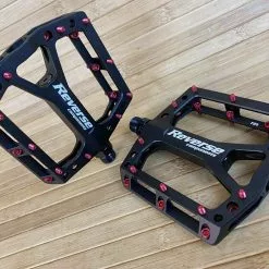 Reverse Components Black One Plattformpedale / Pedale Schwarz/rot -Fox-Laden IMG 6101 scaled